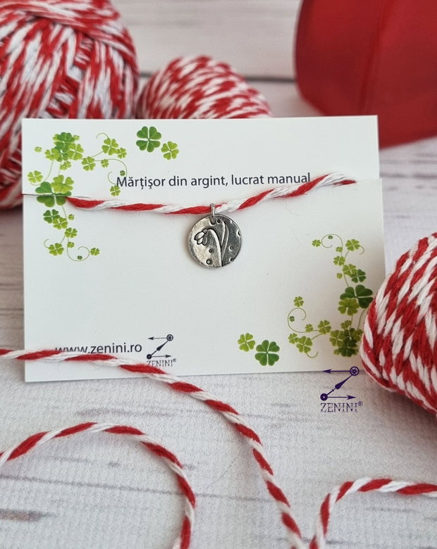Set cadou 8 Martie: esarfa eleganta, martisor din argint si lumanare din ceara naturala de albine