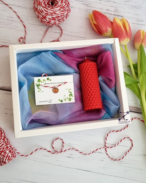 Set cadou 8 Martie: esarfa eleganta, martisor din bronz si lumanare din ceara naturala de albine