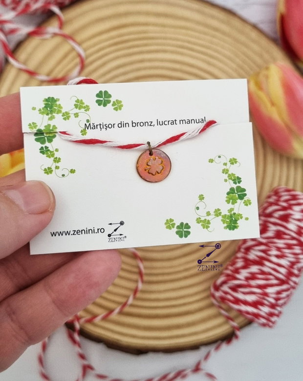 Set cadou 8 Martie: esarfa eleganta, martisor din bronz si lumanare din ceara naturala de albine