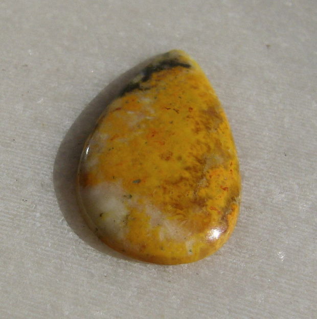 Bumble Bee jasper cabochon SUBTIRE (lucrat manual in India) aprox 25.8x15x3 mm