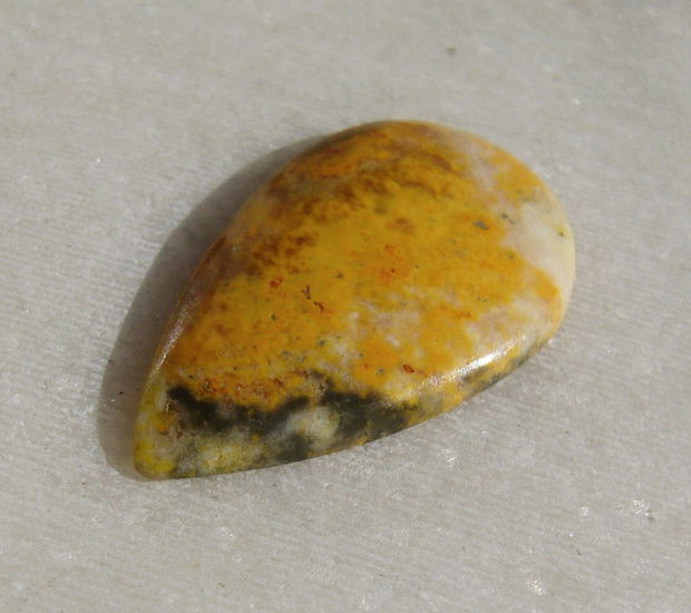 Bumble Bee jasper cabochon SUBTIRE (lucrat manual in India) aprox 25.8x15x3 mm