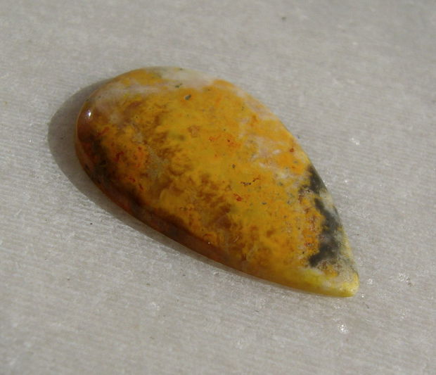 Bumble Bee jasper cabochon SUBTIRE (lucrat manual in India) aprox 25.8x15x3 mm