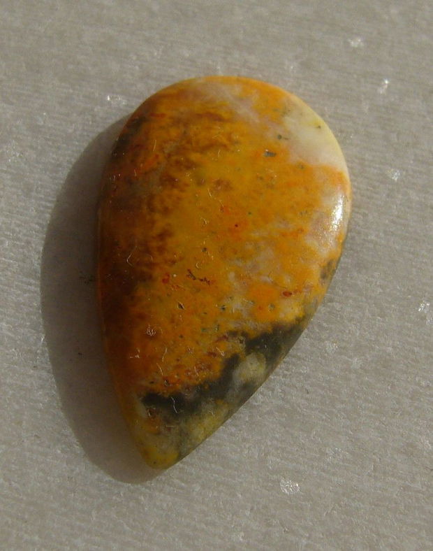 Bumble Bee jasper cabochon SUBTIRE (lucrat manual in India) aprox 25.8x15x3 mm