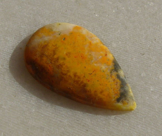 Bumble Bee jasper cabochon SUBTIRE (lucrat manual in India) aprox 25.8x15x3 mm