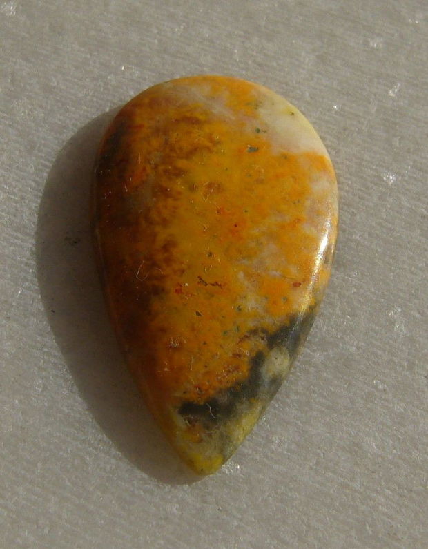 Bumble Bee jasper cabochon SUBTIRE (lucrat manual in India) aprox 25.8x15x3 mm