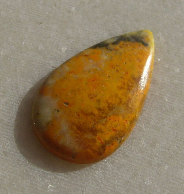 Bumble Bee jasper cabochon SUBTIRE (lucrat manual in India) aprox 25.8x15x3 mm