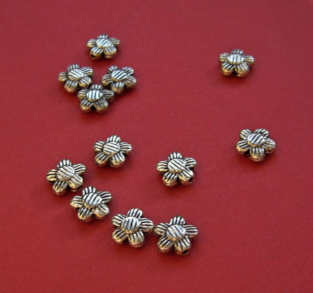 Floricica cu 5 petale din metal finisaj argintiu antichizat aprox 8x3 mm