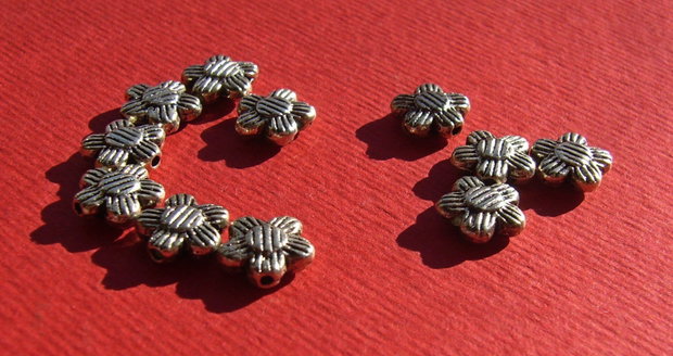 Floricica cu 5 petale din metal finisaj argintiu antichizat aprox 8x3 mm
