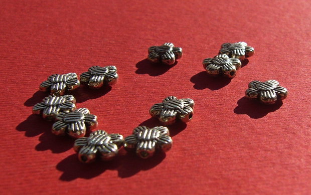 Floricica cu 5 petale din metal finisaj argintiu antichizat aprox 8x3 mm