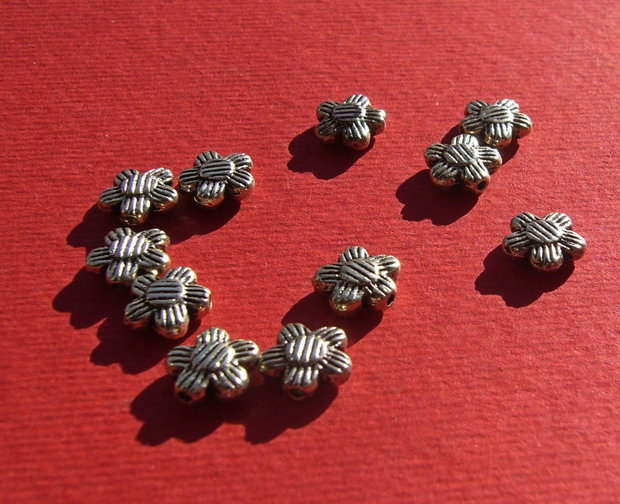 Floricica cu 5 petale din metal finisaj argintiu antichizat aprox 8x3 mm
