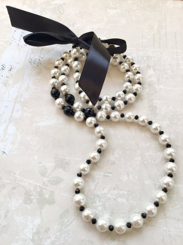Colier lung perle de Mallorca albe, onix negru & funda satin negru