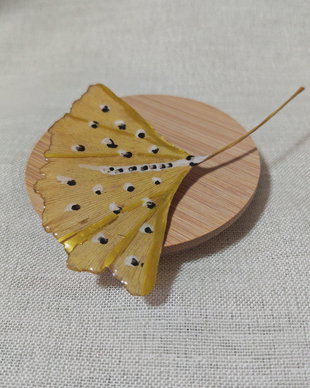 Brosa galbena, sub forma de frunza de ginkgo biloba