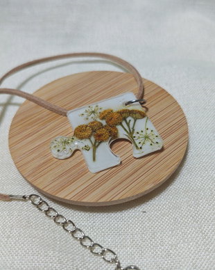 Pandantiv forma piesa puzzle,cu flori naturale in rasina epoxidica
