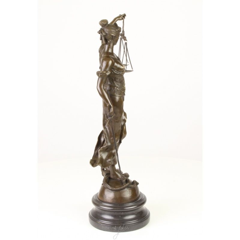 Justitia - statueta din bronz pe un soclu din marmura