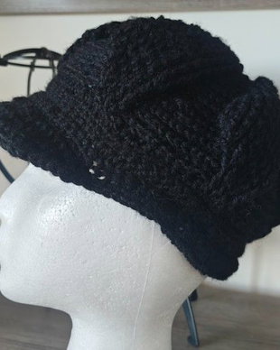 Basca cu cozoroc neagra by Irina