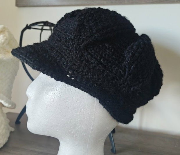 Basca cu cozoroc neagra by Irina