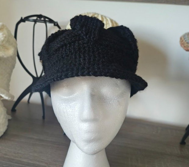 Basca cu cozoroc neagra by Irina