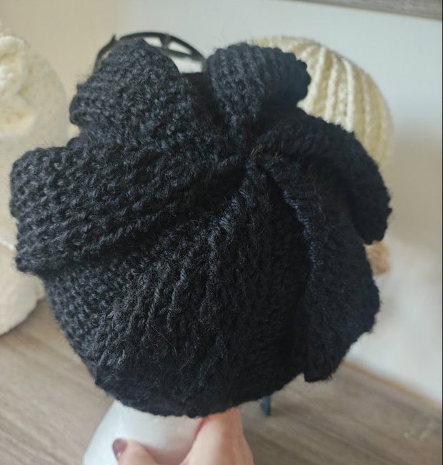 Basca cu cozoroc neagra by Irina