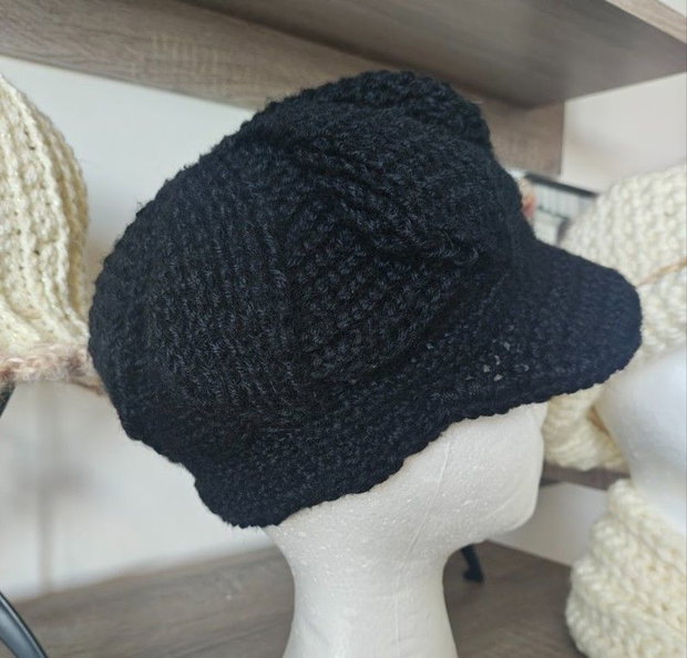 Basca cu cozoroc neagra by Irina