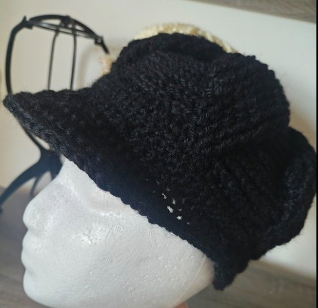 Basca cu cozoroc neagra by Irina