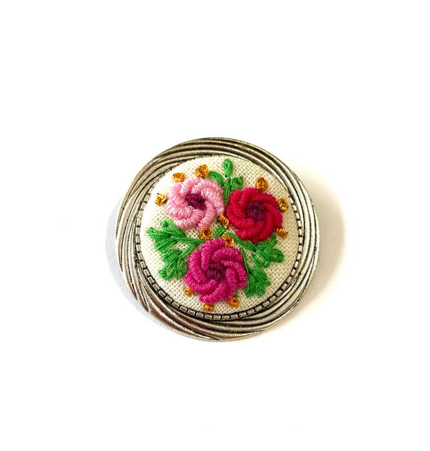 Brosa  martisor cu broderie manuala