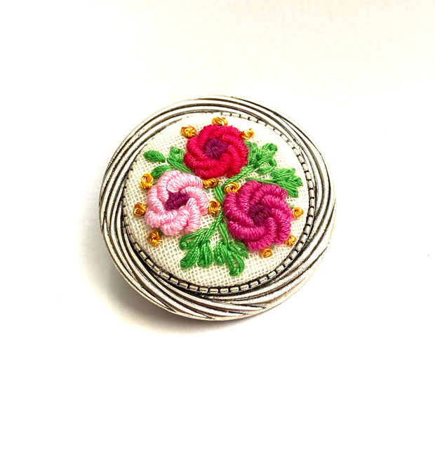 Brosa  martisor cu broderie manuala