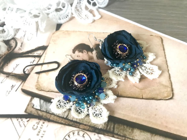 Cercei statement cu floare albastra・Cercei fabulosi・Cercei handmade cu cristale・Cercei delicati
