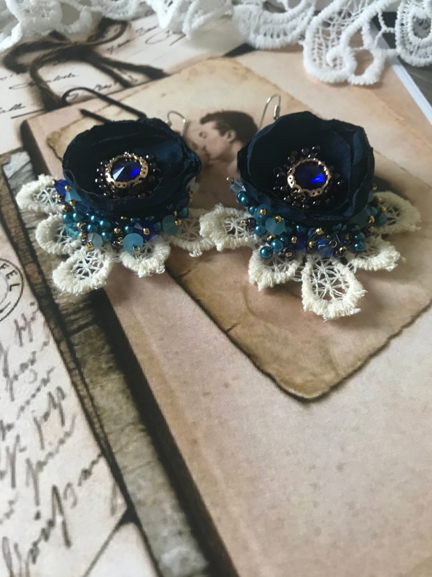Cercei statement cu floare albastra・Cercei fabulosi・Cercei handmade cu cristale・Cercei delicati