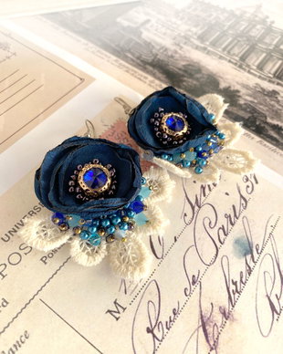 Cercei statement cu floare albastra・Cercei fabulosi・Cercei handmade cu cristale・Cercei delicati