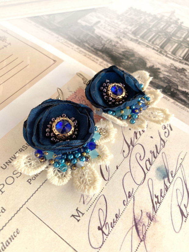 Cercei statement cu floare albastra・Cercei fabulosi・Cercei handmade cu cristale・Cercei delicati
