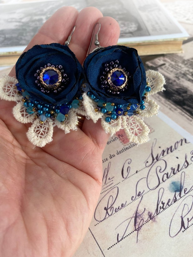 Cercei statement cu floare albastra・Cercei fabulosi・Cercei handmade cu cristale・Cercei delicati