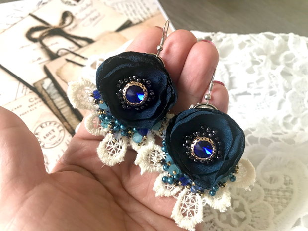 Cercei statement cu floare albastra・Cercei fabulosi・Cercei handmade cu cristale・Cercei delicati