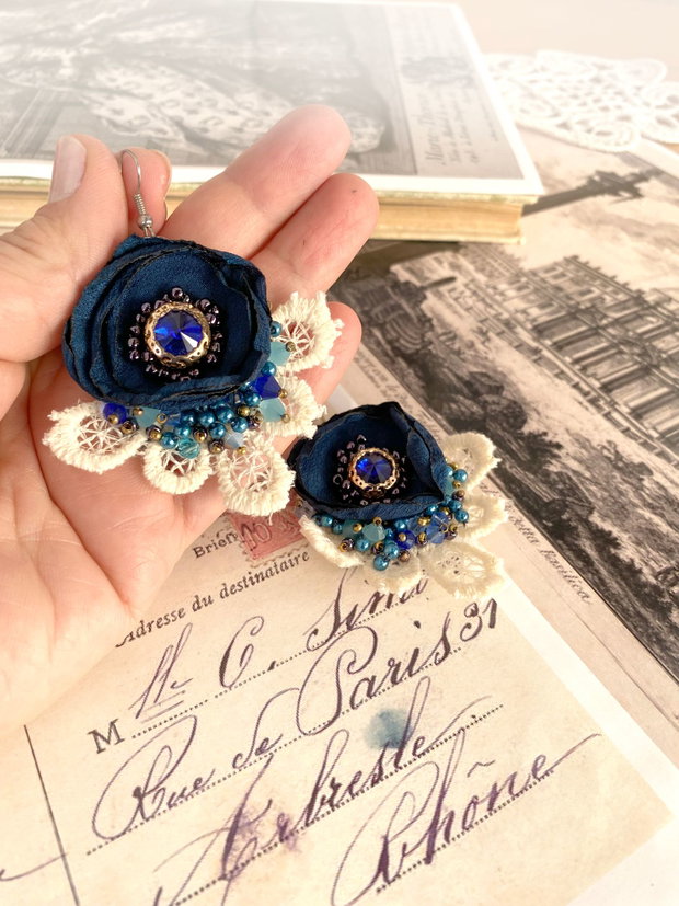 Cercei statement cu floare albastra・Cercei fabulosi・Cercei handmade cu cristale・Cercei delicati