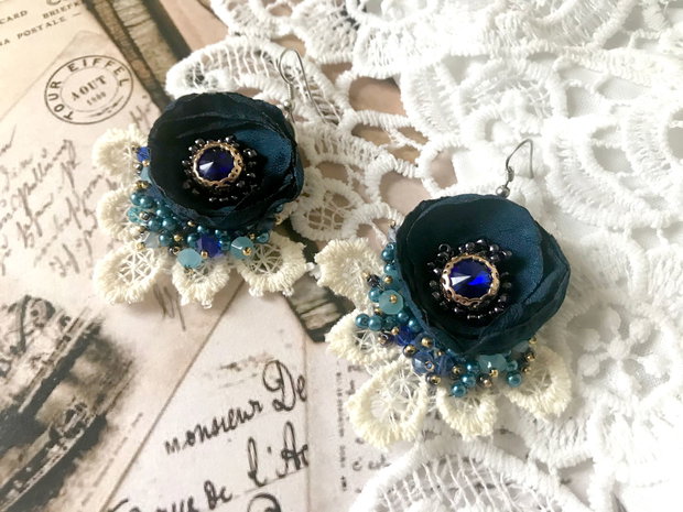 Cercei statement cu floare albastra・Cercei fabulosi・Cercei handmade cu cristale・Cercei delicati
