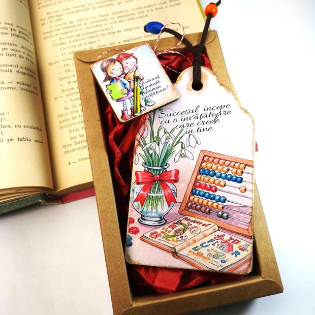 Set cadou invatatoare - semn de carte si martisor
