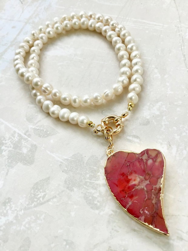 Colier perle albe de cultura & inima regalit rosu