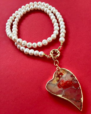 Colier perle albe de cultura & inima regalit rosu
