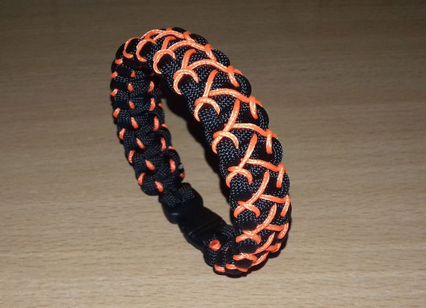 Brățară paracord USA negru cu portocaliu și trident din plastic