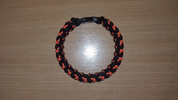 Brățară paracord USA negru cu portocaliu și trident din plastic