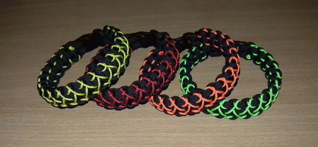 Brățară paracord USA negru cu portocaliu și trident din plastic