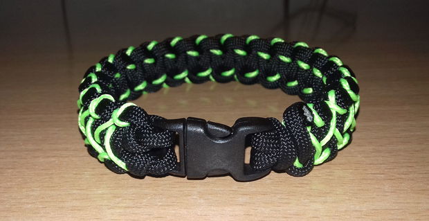 Brățară paracord USA negru cu verde lemon și trident din plastic