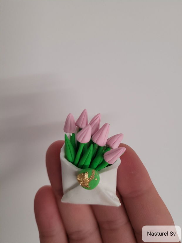 Brosa martisor:Plic de lalele