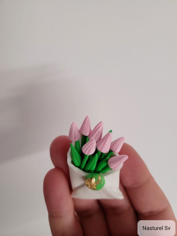 Brosa martisor:Plic de lalele
