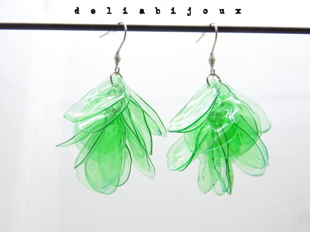 Cercei statement handmade unicat - PET-uri (plastic) reciclate - petale - aripioare (cod1177)