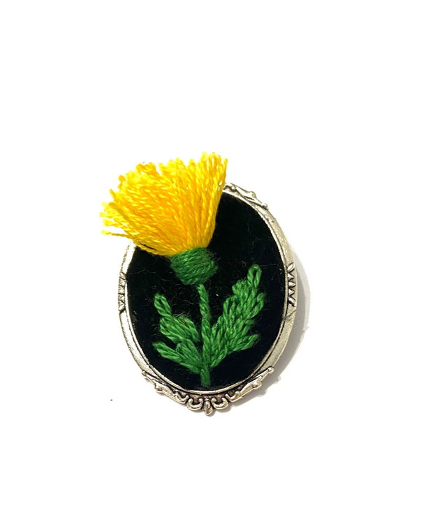 Brosa cu broderie manuala