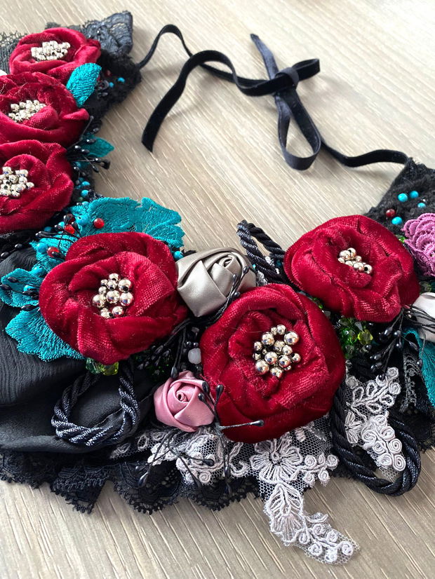 Colier statement '' Gradina de smarald"・Colier handmade cu flori contrastante・Colier textil・Colier statement unicat