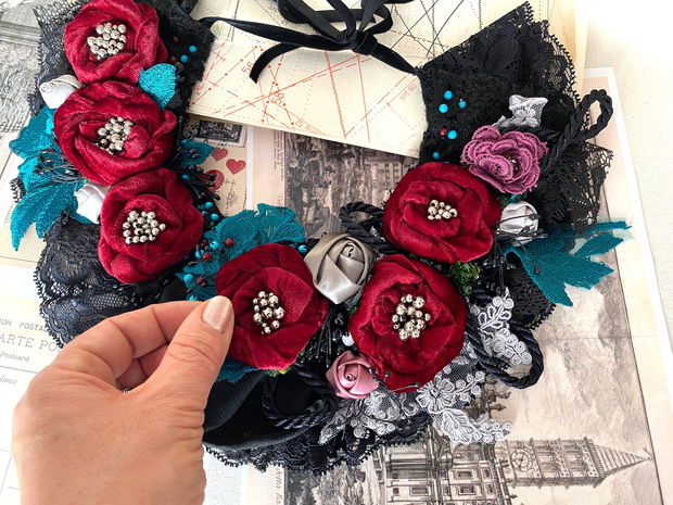 Colier statement '' Gradina de smarald"・Colier handmade cu flori contrastante・Colier textil・Colier statement unicat