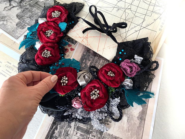 Colier statement '' Gradina de smarald"・Colier handmade cu flori contrastante・Colier textil・Colier statement unicat