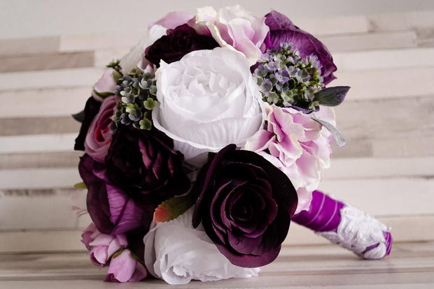 Buchet mireasa cu flori artificiale mov