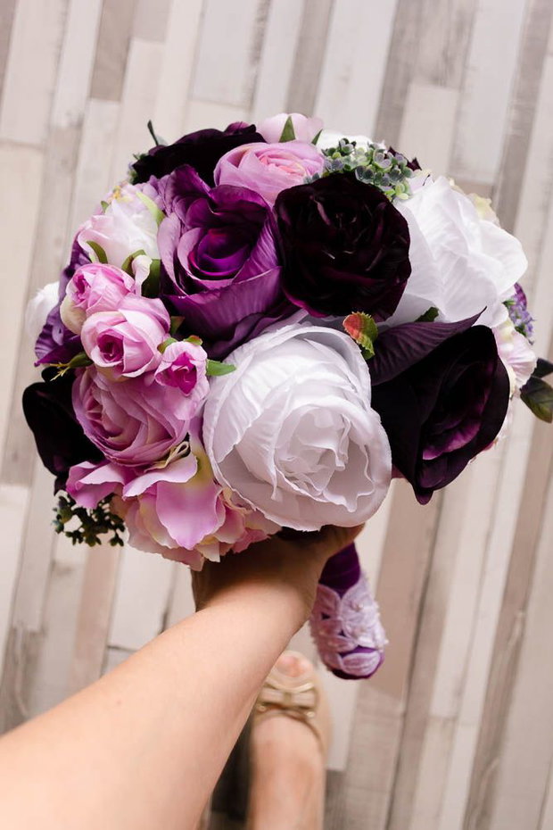 Buchet mireasa cu flori artificiale mov